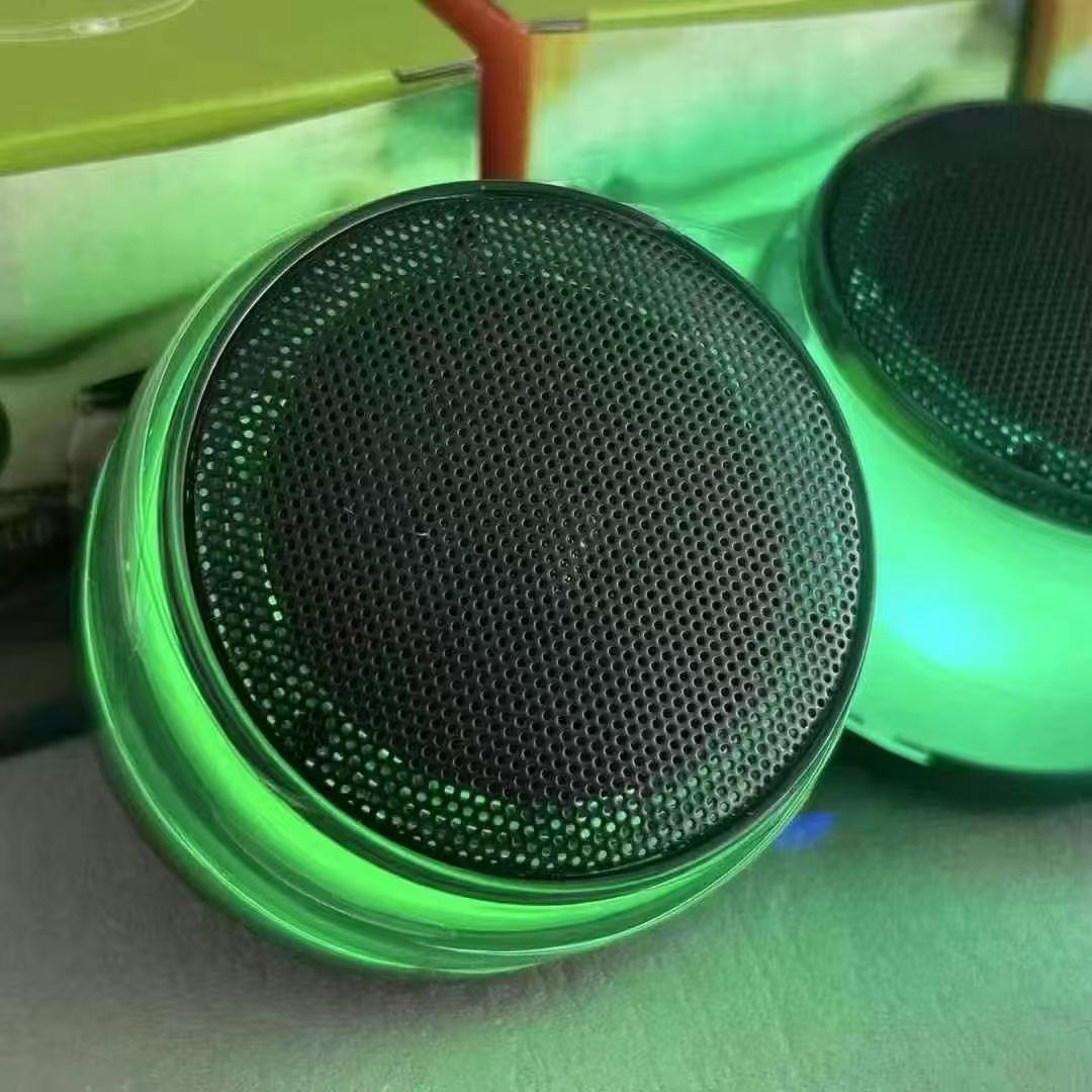 مكبر صوت صغير ملون يعمل بتقنية البلوتوث